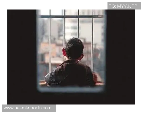 暴走在雾霾中追逐足球梦想的年轻人们如何在困境中坚持与奋斗